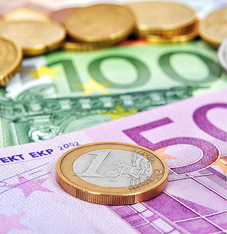 Abbildung zeigt Euro Geldscheine und Münzen zum Thema Finanzierung von Kanaltechnik Systemen