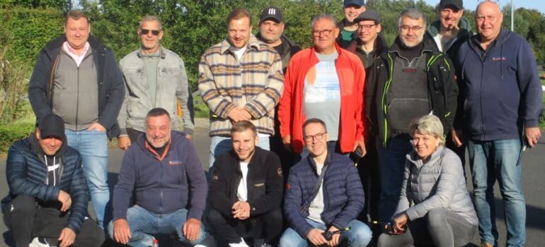 Teamfoto von Mitarbeitenden der Umwelttechnik Hoffmann GmbH auf dem Gelände des ADAC Fahrsicherheitszentrums in Grevenbroich