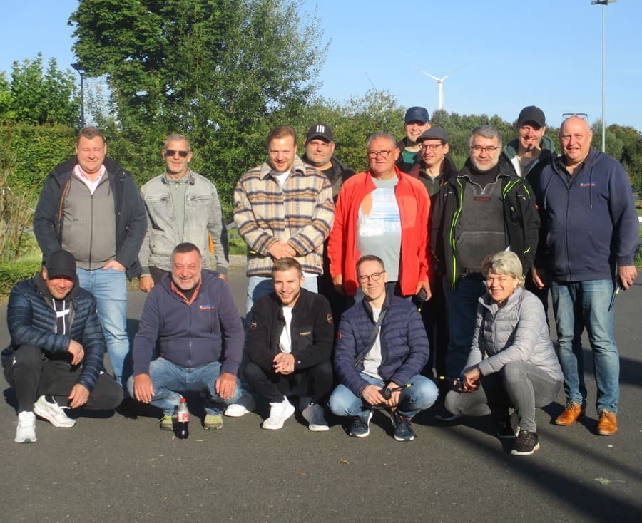 Teamfoto von Mitarbeitenden der Umwelttechnik Hoffmann GmbH auf dem Gelände des ADAC Fahrsicherheitszentrums in Grevenbroich